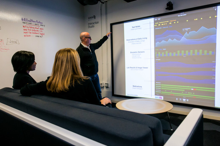 MATTER member Danny Bernstein of Metame, a platform for tracking and analyzing food consumption in patients with IBS, demos his product to investors at MATTER.
